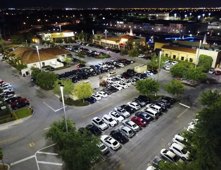 棕榈零售停车场在肯德尔，佛罗里达州